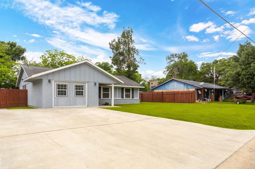 525 S Church St, Mendoza, TX 78644