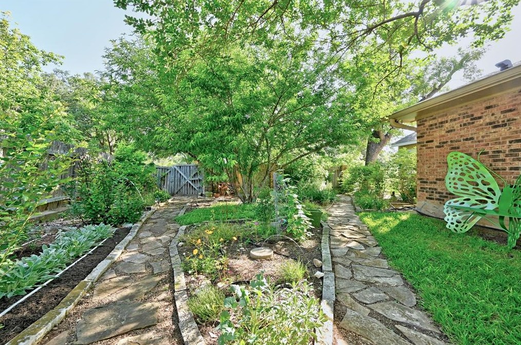 7208 Trce Chain Dr, Austin TX  78749-2141 exterior