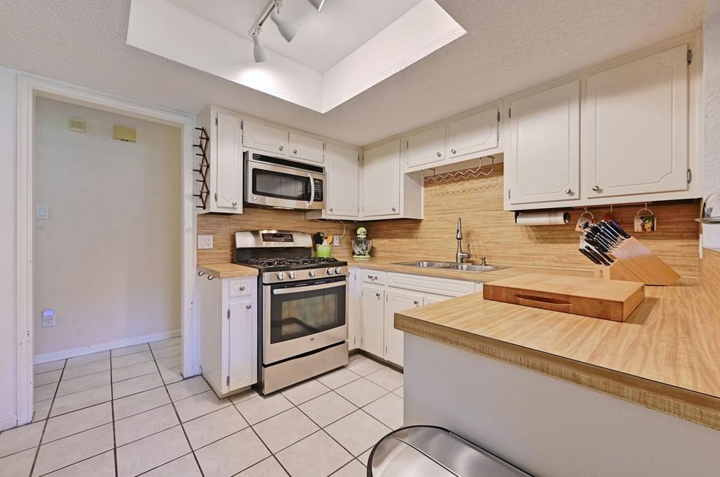 7208 Trce Chain Dr, Austin TX  78749-2141 exterior
