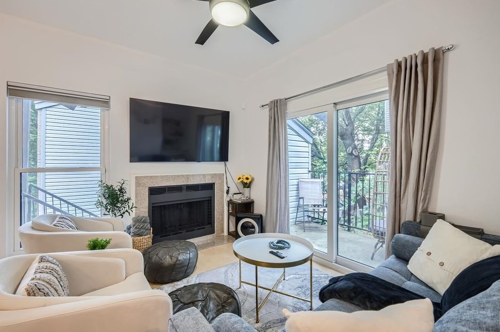 802 S 1st St #215, Austin, TX 78704