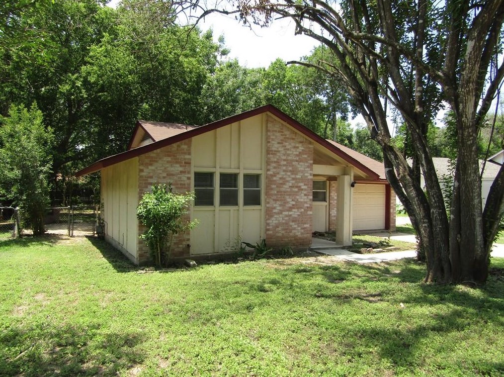 5226 Pine Pl, Austin TX  78744-2821 exterior