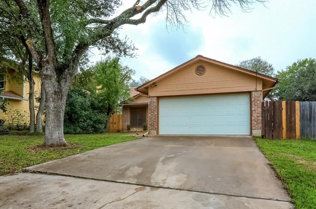 8400 Horton Trl, Austin TX  78749-3919 exterior