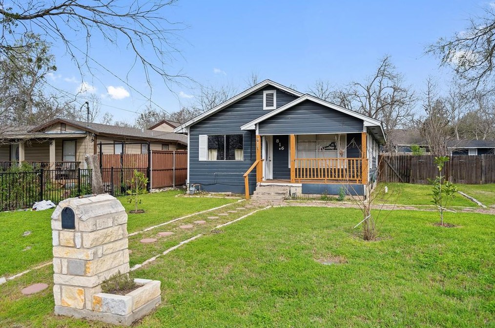 816 Lizzie St, Taylor, TX 76574-2529