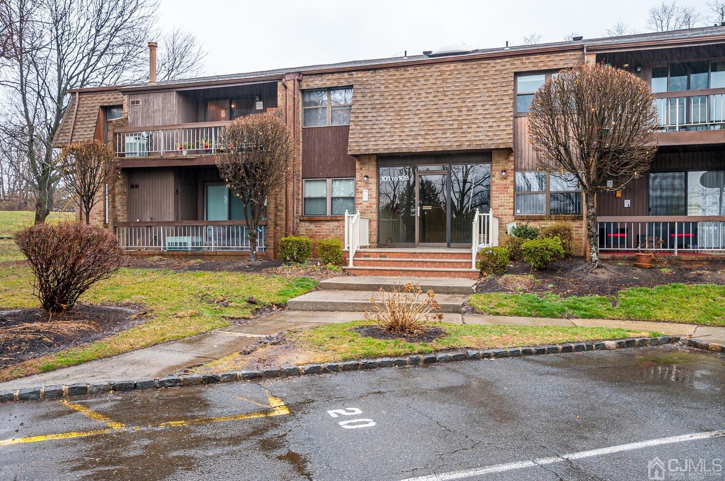 106 Sharon Garden Ct, Woodbridge, NJ 07095-4309