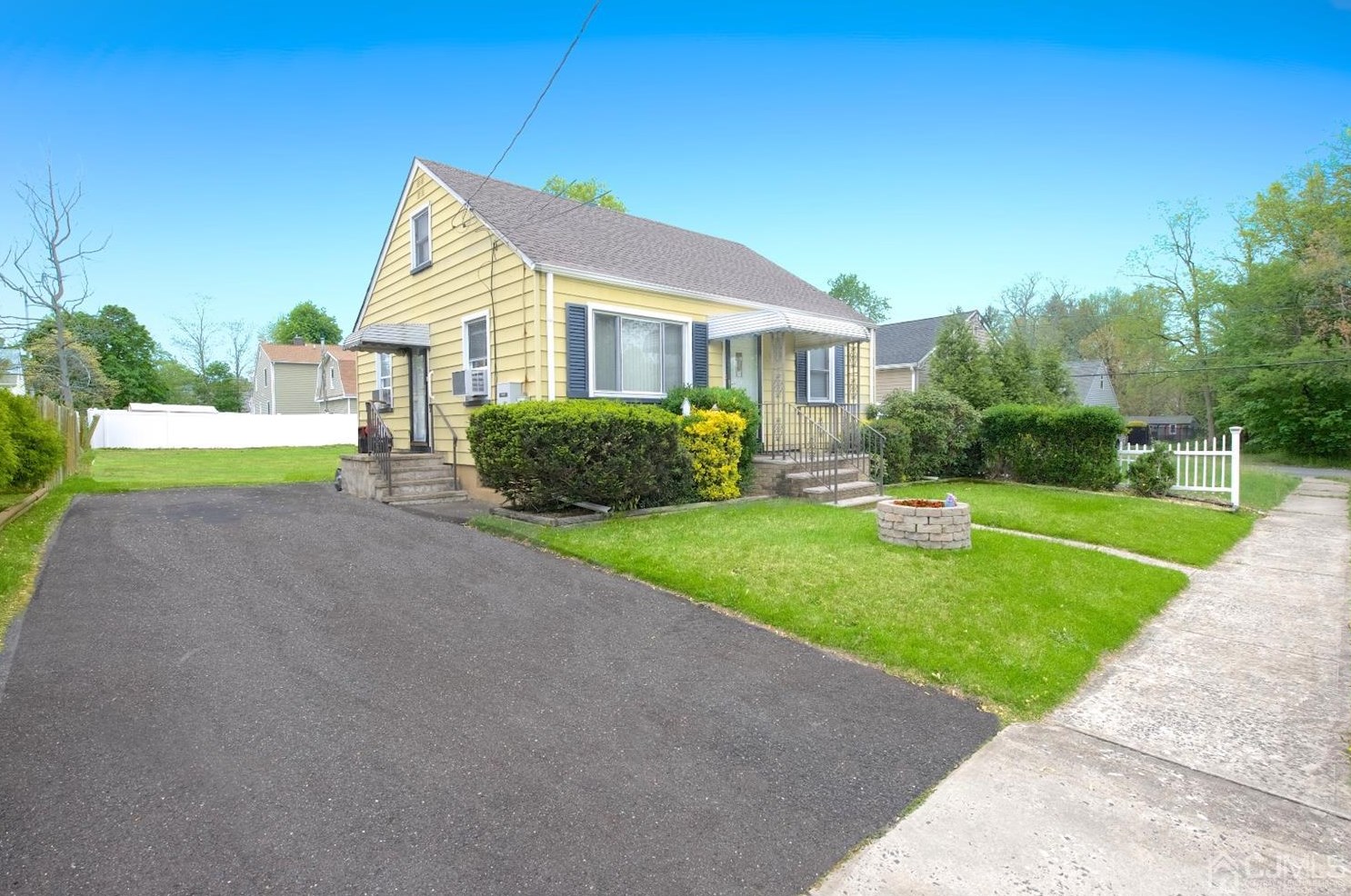 2 Katherine St, Monroe Twp, NJ 08831-1223