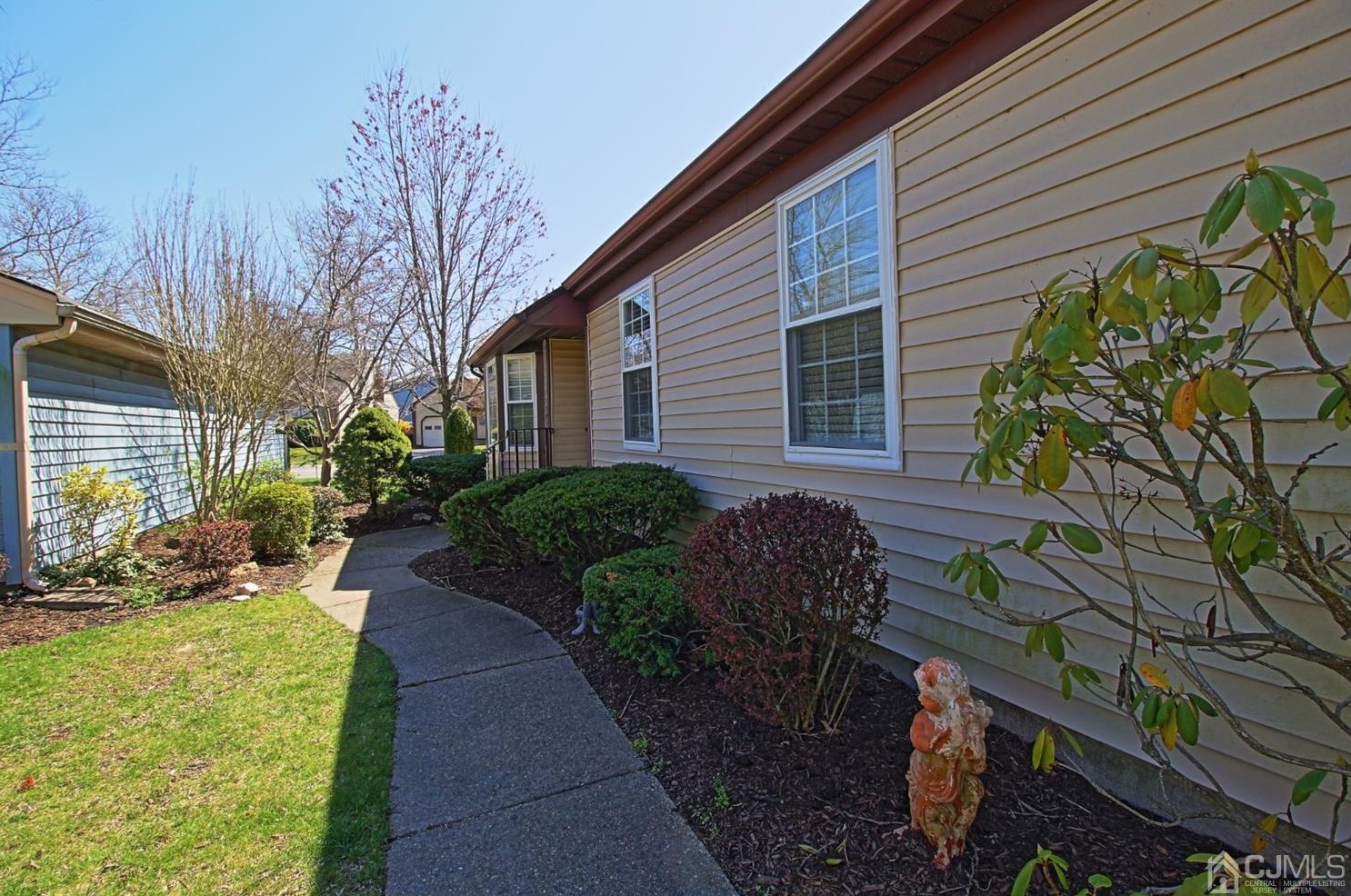 2 James Madison Ct, Monroe Twp NJ  08831-5442 exterior