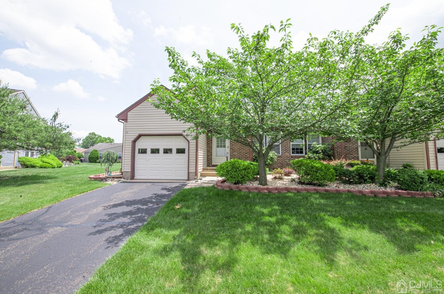 11 John Hancock Dr, Monroe Twp, NJ 08831-5669