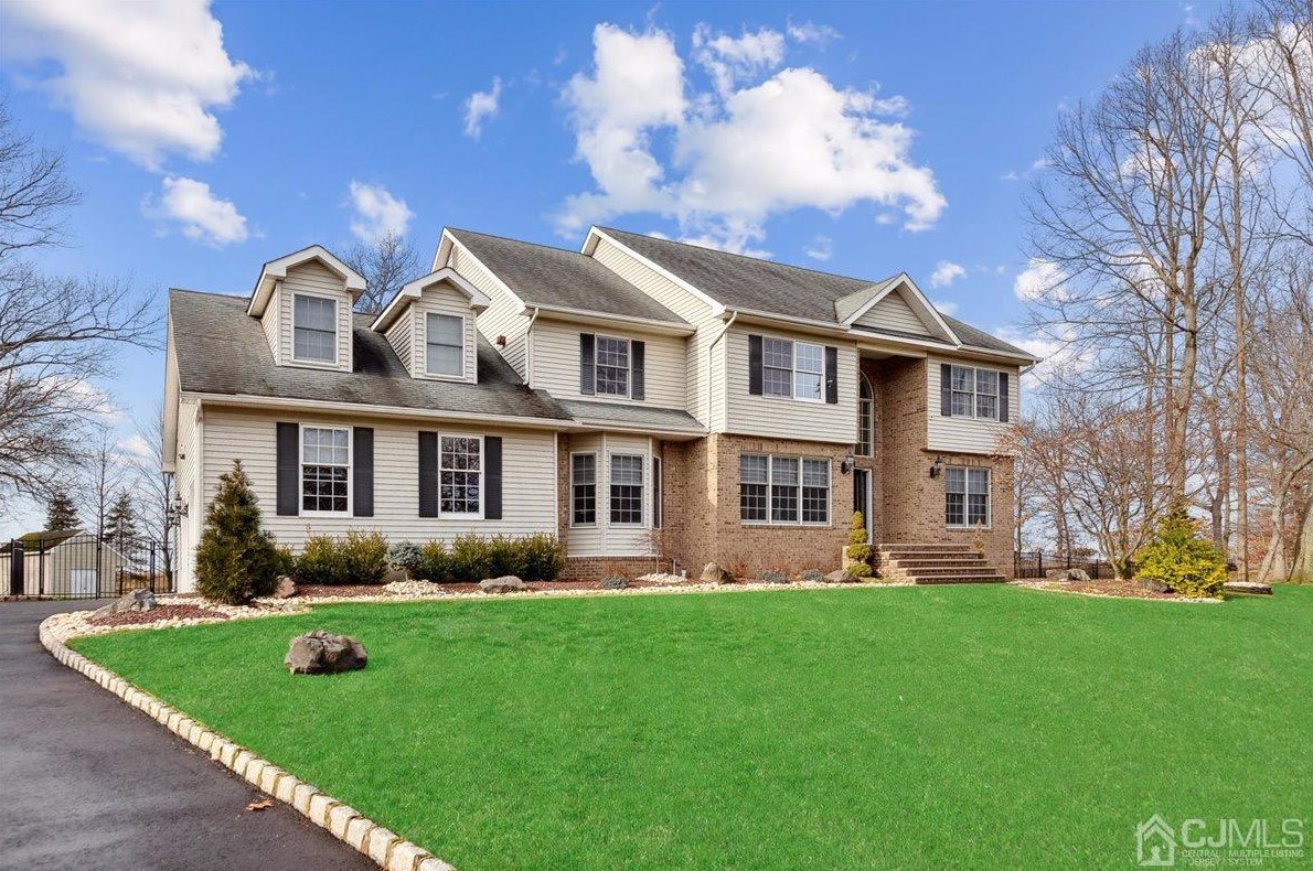 19 Guinevere Rd, Monroe Twp, NJ 08831-8668