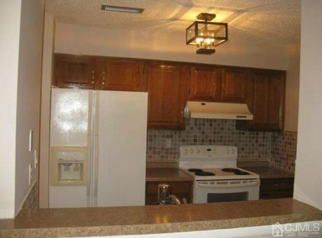 913 Aspen Dr, Plainsboro, NJ 08536-3608