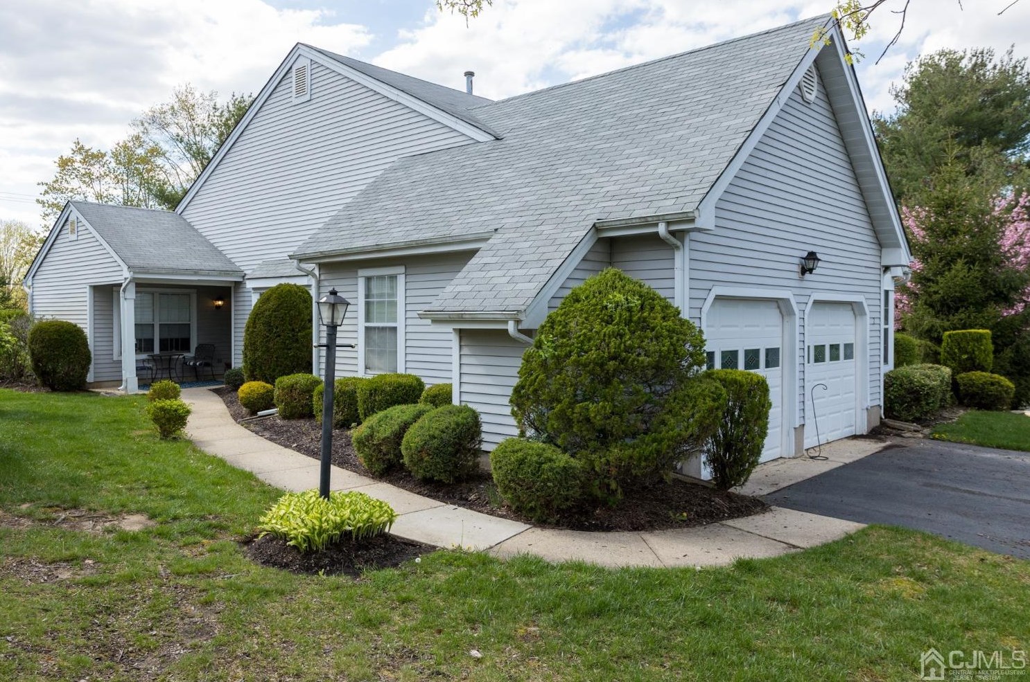 2 Ashbourne Dr, Monroe Twp, NJ 08831-5211