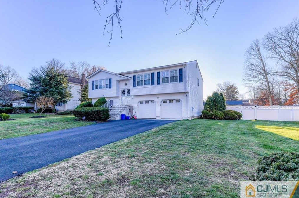 18 Winterberry Cir, Piscataway, NJ 08854