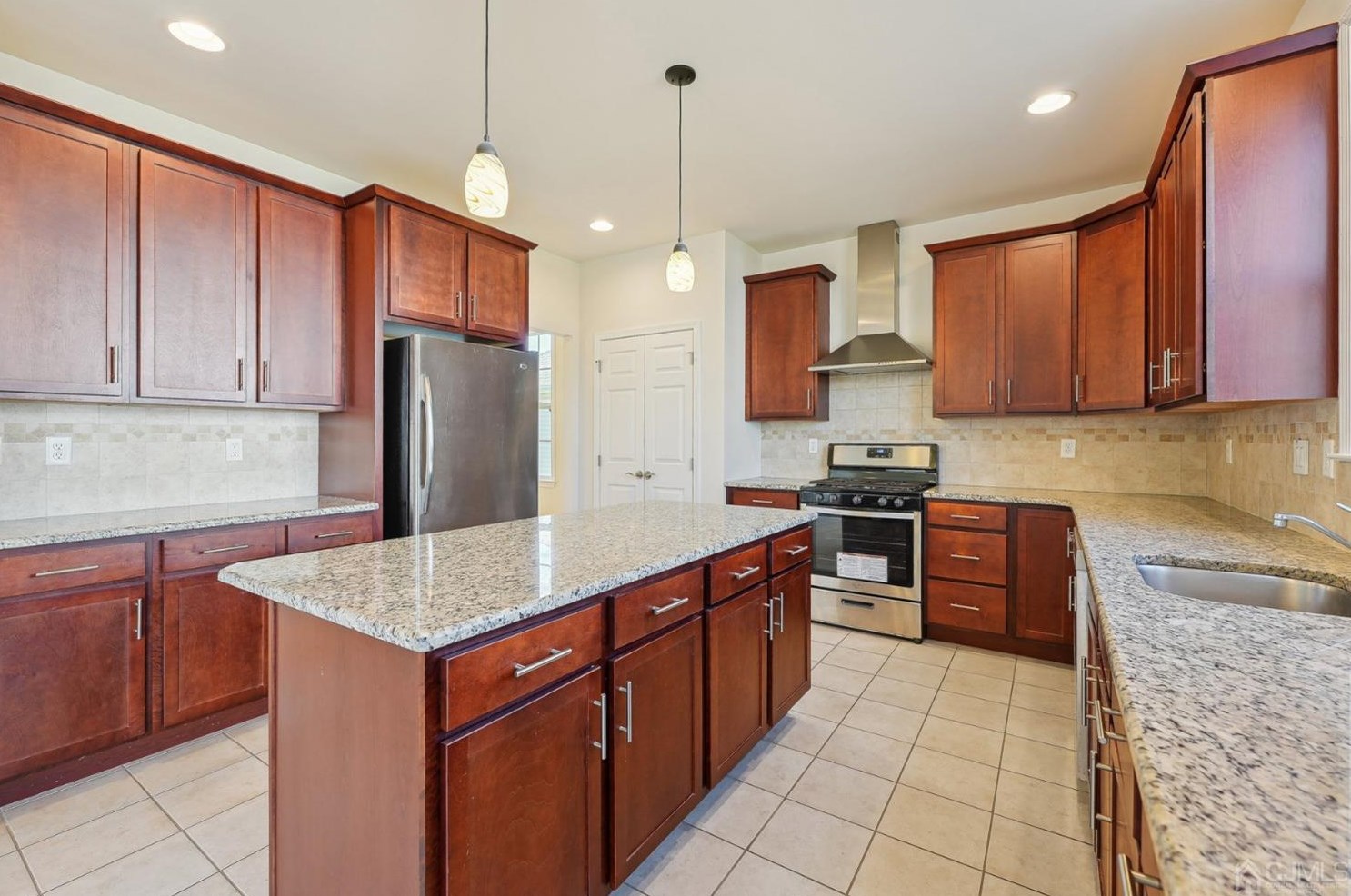 2 Crocus Ct, Piscataway, NJ 08854
