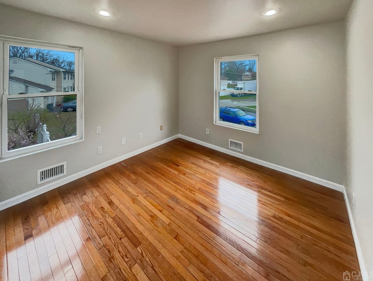 82 Herman Dr, Spotswood NJ  08884-1622 exterior