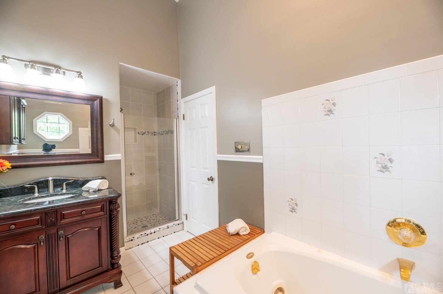 11 Sussex Ct, Edison NJ 08820-1756 exterior