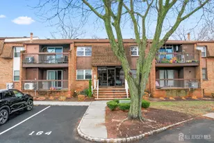 816 Sharon Garden Ct, Woodbridge Township, NJ 07095 - Photo 2