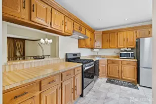 284 Constitution Cir, North Brunswick Township, NJ 08902 - Photo 4