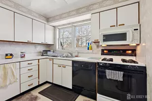 24 Woodedge Ave, Edison, NJ 08817 - Photo 10