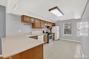 41 Van Pelt Ct, East Brunswick Township, NJ 08816 - Photo 2