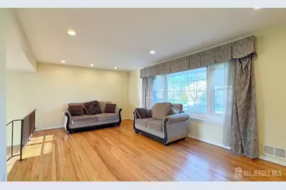 9 Stratford Circle, Edison, NJ 08820 - Photo 2