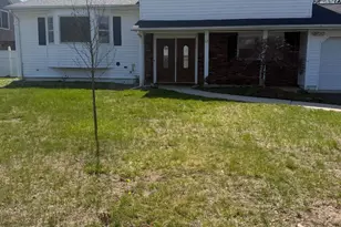 13 Oakwood Dr, Sayreville, NJ 08859 - Photo 2