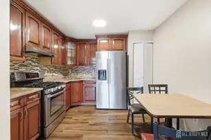 102 Albury Way, North Brunswick Township, NJ 08902 - Photo 4