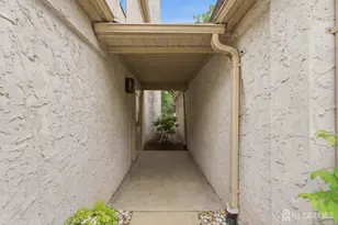 76 Carriage Pl, Edison, NJ 08820 - Photo 4