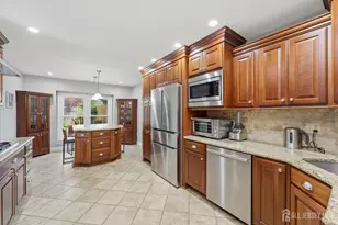 208 Hidden Hollow Ct, Edison, NJ 08820 - Photo 10