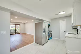 1305 N Oaks Blvd N, North Brunswick Township, NJ 08902 - Photo 4