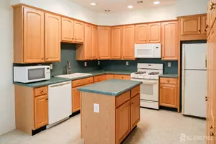 40 Sherwood Dr, Monroe Township, NJ 08831 - Photo 6