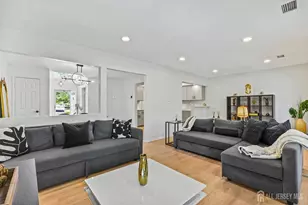 105 Lloyd Ct, East Brunswick Township, NJ 08816 - Photo 10