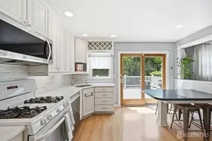 8 Nottingham Dr, East Brunswick Township, NJ 08816 - Photo 4