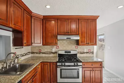 204 Hampshire Court, Piscataway Township, NJ 08854 - Photo 10