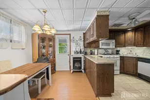 21 Spruce St, Carteret, NJ 07008 - Photo 4