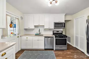 7 Pierrepont Ave, Middlesex, NJ 08846 - Photo 12