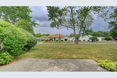 27 Larch Plaza, Monroe Township, NJ 08831 - Photo 2