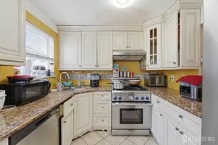 726 Harbortown Blvd, Perth Amboy, NJ 08861 - Photo 14