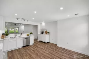 6 Plz de Las Flores, Freehold, NJ 07728 - Photo 14