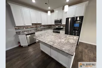 706 Greenland Square #706, Highland Park, NJ 08904 - Photo 2