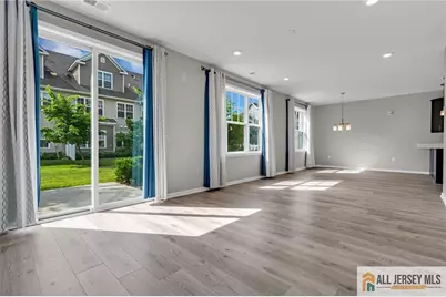 707 Greenland Square #707, Highland Park, NJ 08904 - Photo 4