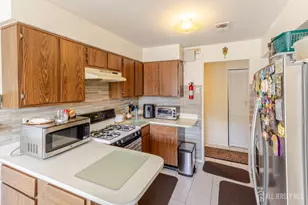 606 Green Hollow Dr, Iselin, NJ 08830 - Photo 6