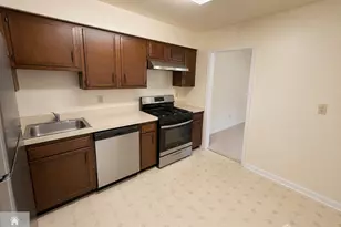30 Van Pelt Ct, East Brunswick Township, NJ 08816 - Photo 4