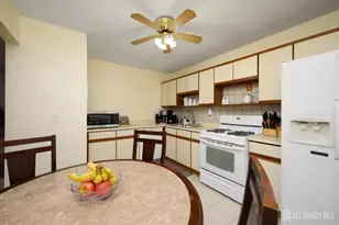 136 Woodmere Dr, Sayreville, NJ 08859 - Photo 4
