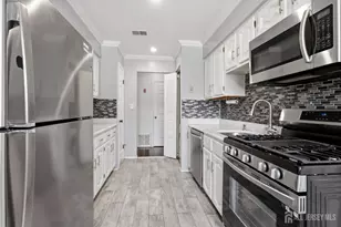 209 Newport Ct, Fords, NJ 08863 - Photo 10