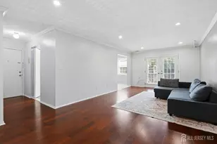 209 Newport Ct, Fords, NJ 08863 - Photo 4