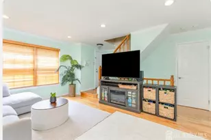 40 Lantern Ln, Sayreville, NJ 08872 - Photo 2