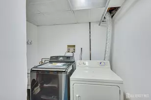 10 Patriot Ct, Edison, NJ 08820 - Photo 34