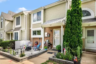 138 Stratford Ct, Hillsborough Township, NJ 08844 - Photo 2