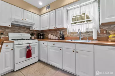 266 Thomas Street, Woodbridge Township, NJ 07095 - Photo 22