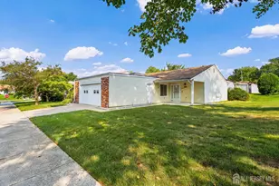 110C Chatham Dr, Monroe Township, NJ 08831 - Photo 2