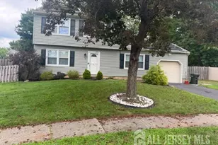 16 Wakefield Dr, Edison, NJ 08820 - Photo 2